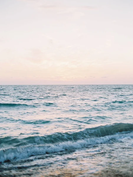 Ανατολή Του Ηλίου Στη Θάλασσα Θαλασσογραφία Κύματα — Φωτογραφία Αρχείου