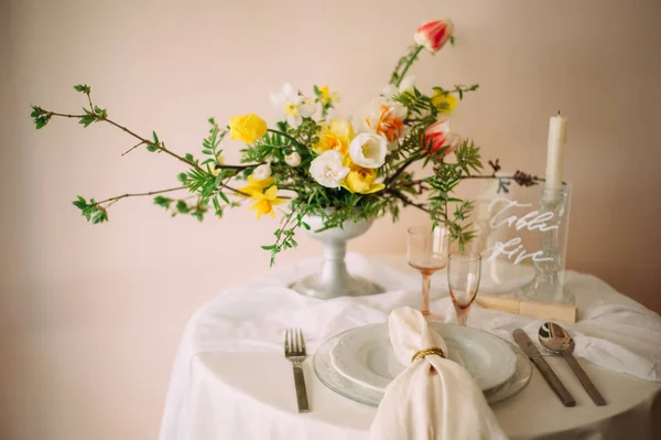 Strauß Mit Frühlingsblumen Der Vase Weingläser Und Teller Auf Dem — Stockfoto