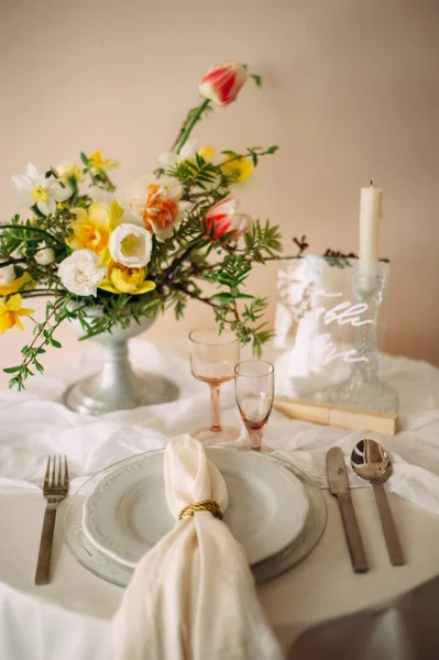 Bouquet Spring Flowers Vase Wineglasses Plates Table Celebration — Stock Photo, Image