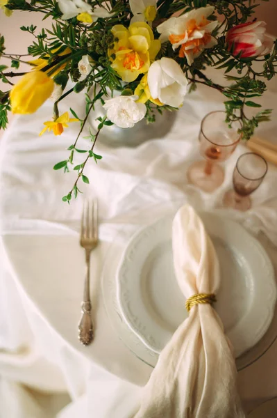 Bouquet Spring Flowers Vase Wineglasses Plates Table Celebration — Stock Photo, Image