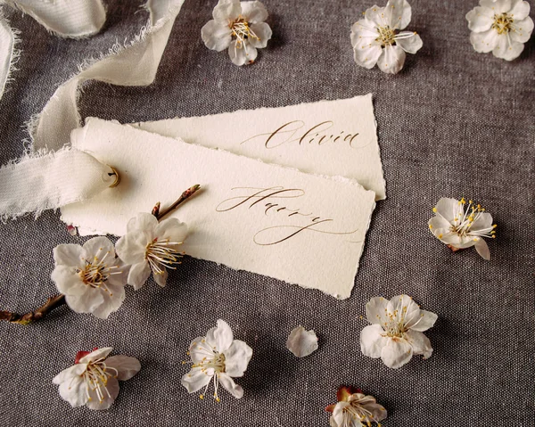 春の花 リンゴの花で碑文の招待状 — ストック写真