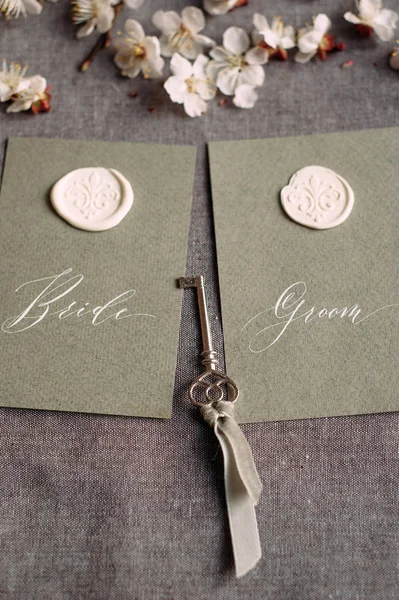 Красивый Винтажный Ключ Лентой Карточками Жениха Невесты — стоковое фото