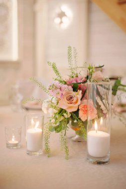 Vazo ve masa dekor düğün yanan mumlar, güzel çiçekli buket