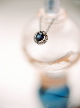 açık renkli mavi gem ile güzel kolye