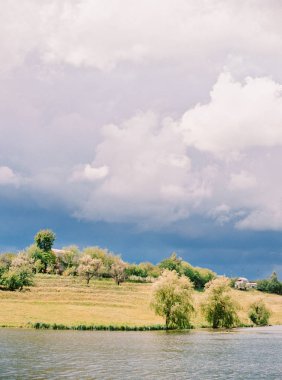 güzel yaz yatay, yeşil tepe, nehir ve bulutlu gökyüzü
