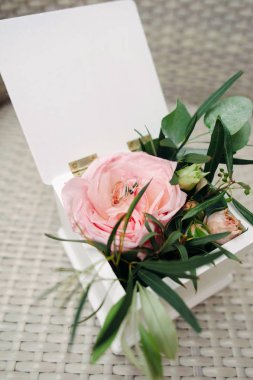 buket çiçekli masa dekor düğün güzel küçük kutuda