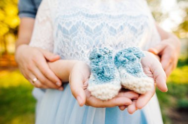 Annemin elinde bebeğin mavi patik 