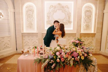 Gelin ve damat düğün kutlamalarında