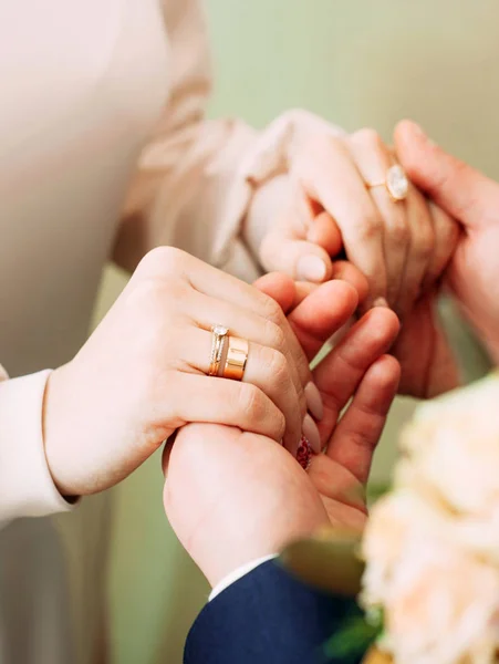 Wedding Concept Bride Groom Holding Hands — Stock Photo, Image