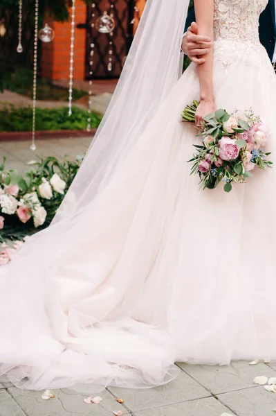 新娘在白色礼服举行婚礼花束与温柔的花朵 — 图库照片