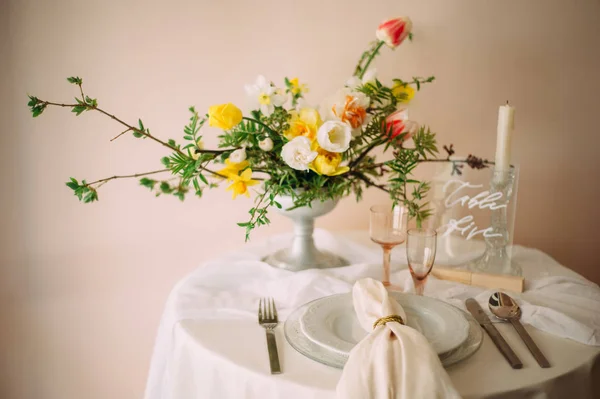 Boeket Met Lentebloemen Vaas Wijnglazen Platen Tafel Voor Viering — Stockfoto