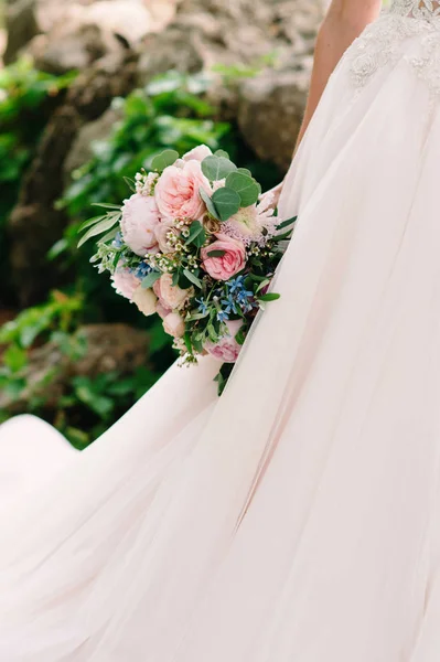 Noiva Vestido Branco Segurando Buquê Casamento Com Flores Concurso — Fotografia de Stock