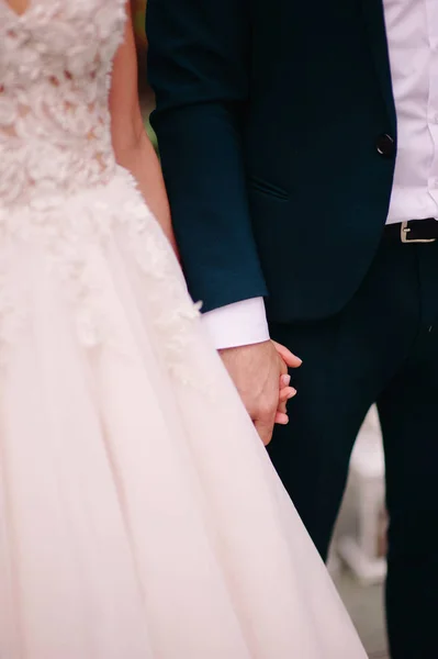Концепція Весілля Нареченої Нареченого Тримаючись Руки — стокове фото