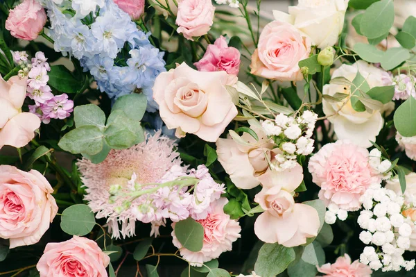 Gyönyörű Virágok Táblában Dekor Esküvői Csokor — Stock Fotó