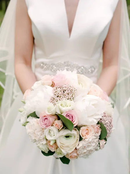 Bruden Vit Klänning Hålla Bröllop Bukett Med Anbud Blommor — Stockfoto