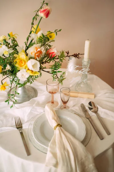 Buquê Com Flores Primavera Vaso Vinhedos Pratos Mesa Para Celebração — Fotografia de Stock