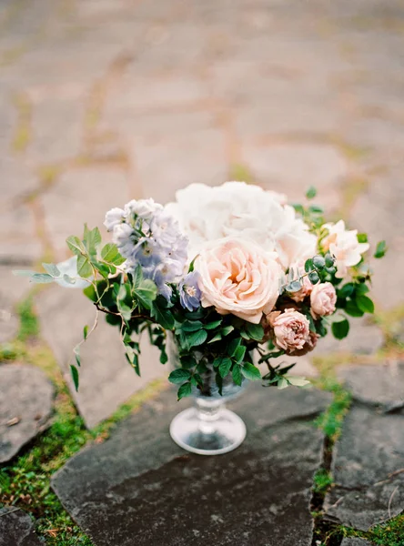 Bouquet Sposa Con Teneri Fiori Vaso Pietra — Foto Stock
