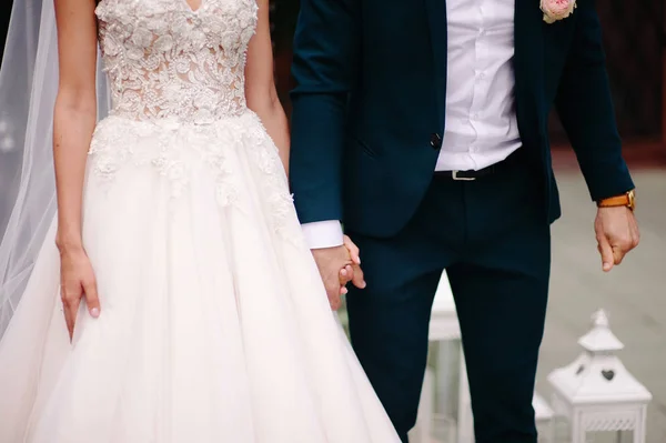 Bröllop Koncept Bruden Och Brudgummen Höll Händer — Stockfoto
