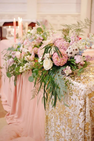 Ramo Con Hermosas Flores Decoración Mesa Boda — Foto de Stock