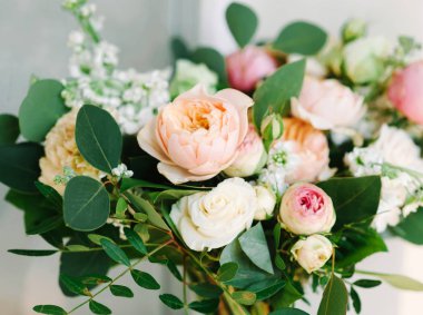 İhale beyaz ve pembe çiçekler ile düğün buket 