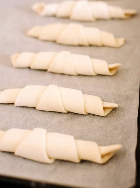 tepsi üzerinde ham pasta rulo seti, yerli pişirme