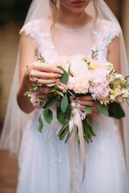 Gelin düğün buket ihale çiçekli holding beyaz elbiseli