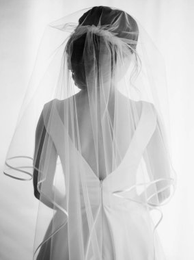 zarif örtü ile beyaz gelinlik giyen gelin