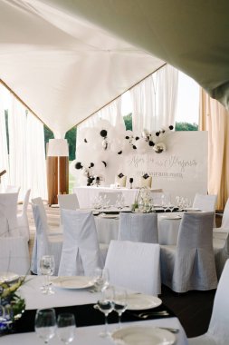 iç düğün kutlamaları için dekore edilmiş, çiçek ve tabak, şarap kadehi ve çatal bıçak takımı ile tablo