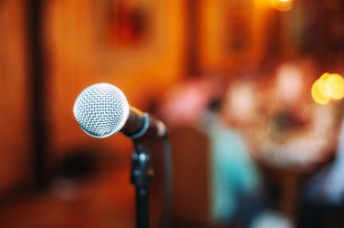 düğün töreni sahnede mikrofon