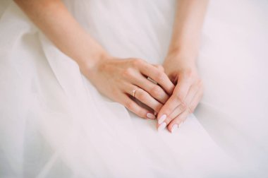 Beyaz gelinlik giyen genç gelin elleri