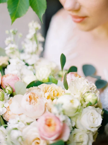 Bruden Vit Klänning Hålla Bröllop Bukett Med Anbud Blommor — Stockfoto