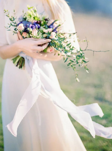 Jonge Bruid Witte Trouwjurk Wandelen Lente Gazon Houden Elegante Bloemen — Stockfoto