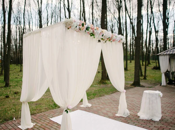 Vackra Tält Dekorerad Med Blommor Skog Bröllopsceremoni — Stockfoto