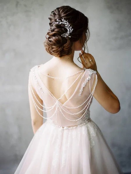 エレガントなレースと輝く結晶で白いウェディングドレスを着て花嫁 — ストック写真