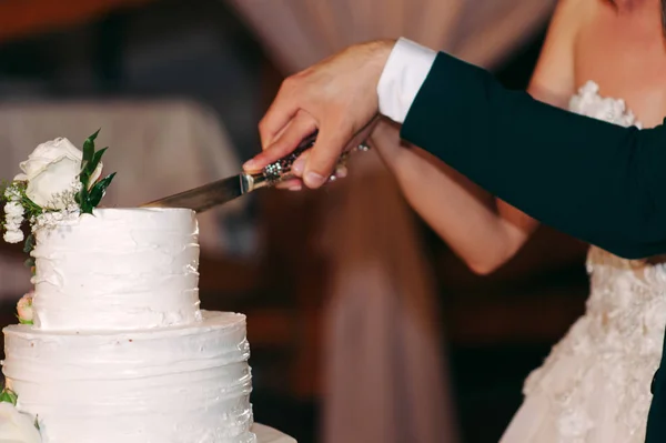 新娘和新郎切片婚礼蛋糕装饰鲜花 — 图库照片