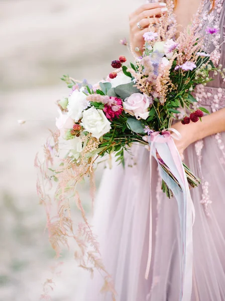 Noiva Vestido Longo Segurando Buquê Casamento Com Flores Concurso — Fotografia de Stock