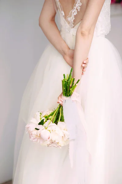 Bruden Vit Klänning Hålla Bröllop Bukett Med Anbud Blommor — Stockfoto