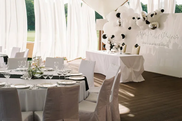 Interior Decorado Para Celebración Boda Mesa Con Flores Platos Gafas — Foto de Stock