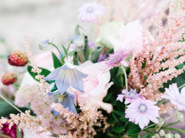 Esküvői Csokor Pályázat Fehér Rózsaszín Virágokkal — Stock Fotó