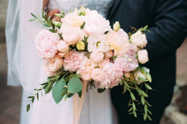 Noiva Noivo Segurando Buquê Casamento Com Flores Concurso — Fotografia de Stock