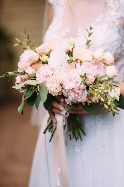 Noiva Vestido Branco Segurando Buquê Casamento Com Flores Concurso — Fotografia de Stock