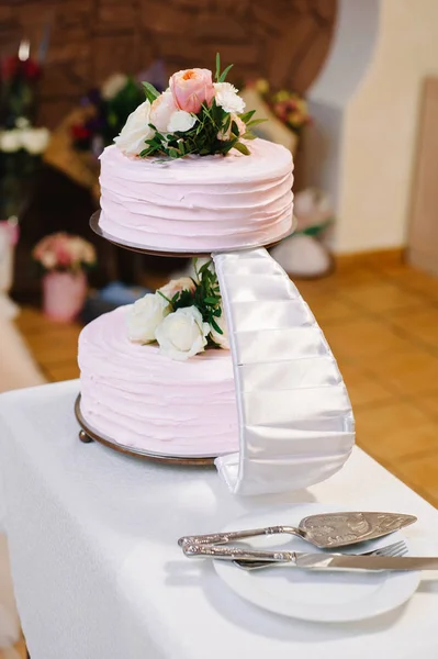 Helle Hochzeitstorte Mit Blumen Dekoriert — Stockfoto