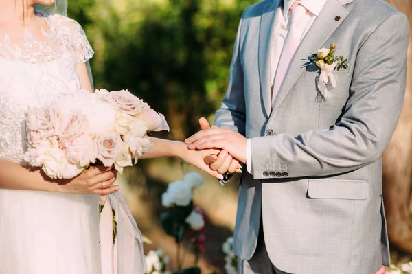 婚礼的概念 新娘和新郎牵手 — 图库照片