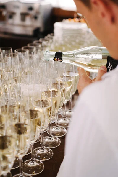 Chelner Turnând Șampanie Compoziția Multor Ochelari Vin Masa Petrecere — Fotografie, imagine de stoc