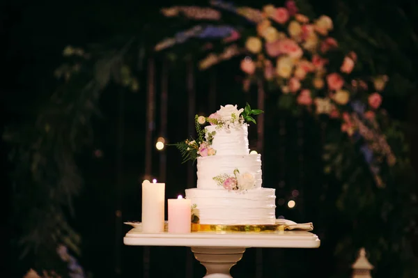 Vit Bröllopstårta Dekorerad Med Blommor — Stockfoto