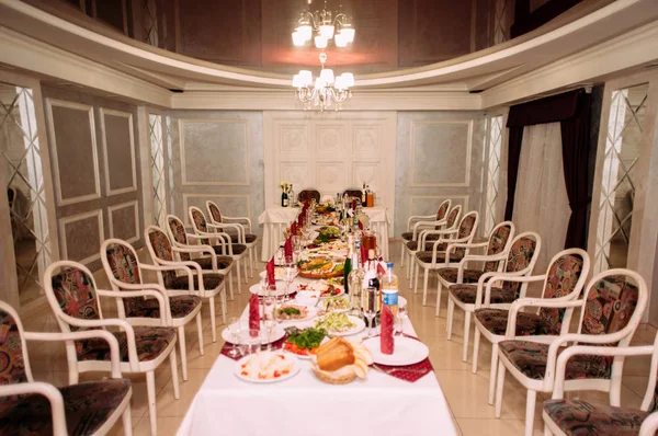 Belső Díszítették Esküvői Ünnepség Asztalok Virágokkal Tányérok Székek — Stock Fotó