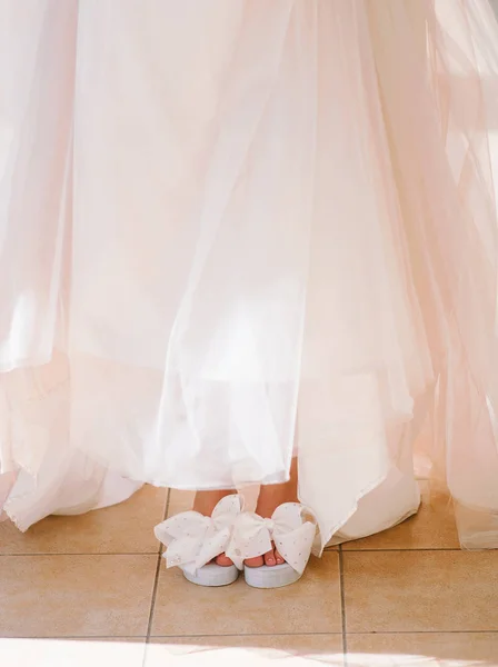 Bride Wearing White Wedding Dress White Shoes Bows — Stock Photo, Image