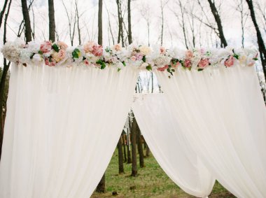 Orman, düğün çiçekleri ile süslenmiş güzel çadır