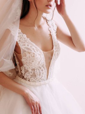 Beyaz iç çamaşırlı güzel gelin.