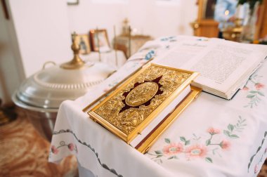 kilisede altın ile süslenmiş güzel dini kitap 